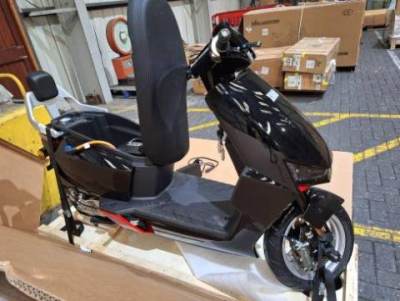 Photo of Juyuan Electronic Charger supplied with XDAO Ren E-Moped
