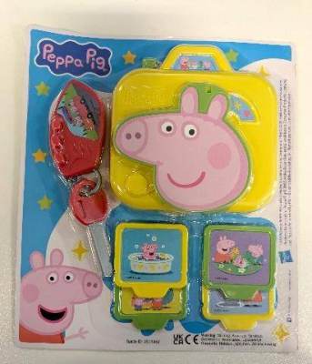 Photo of Peppa Pig Magazine Issue 419 – Camera and Key Set Toy
