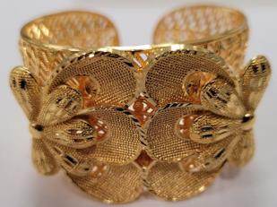 Photo of Hongxin Gold Bangle and Singit Stainless Steel Gold Heart Necklace